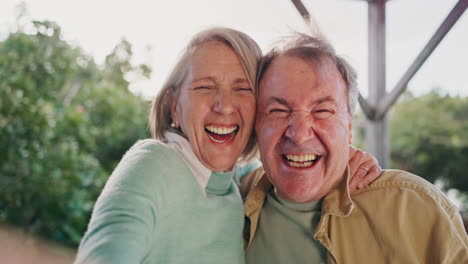 feliz, sonrisa y cara de pareja de mayores abrazándose