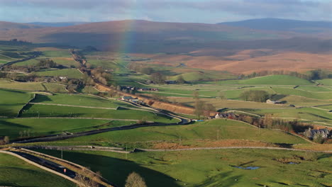 Establecimiento-De-Una-Toma-De-Drones-Del-Paisaje-De-Los-Valles-De-Yorkshire-Y-El-Arco-Iris-Del-Reino-Unido