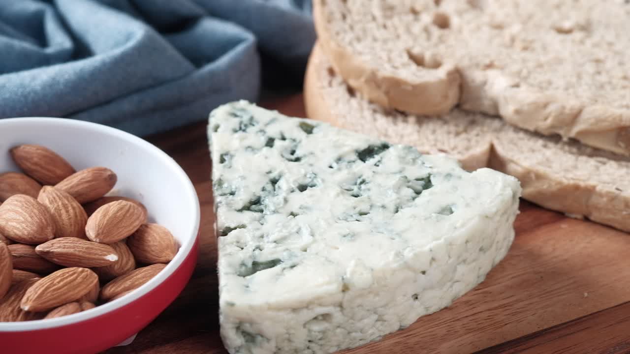 queso azul y almendras con pan