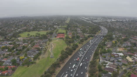 Perspectiva-Aérea-Estática-Con-Tráfico-Denso-En-Ambos-Sentidos-En-La-Autopista-M1-En-Melbourne,-Australia