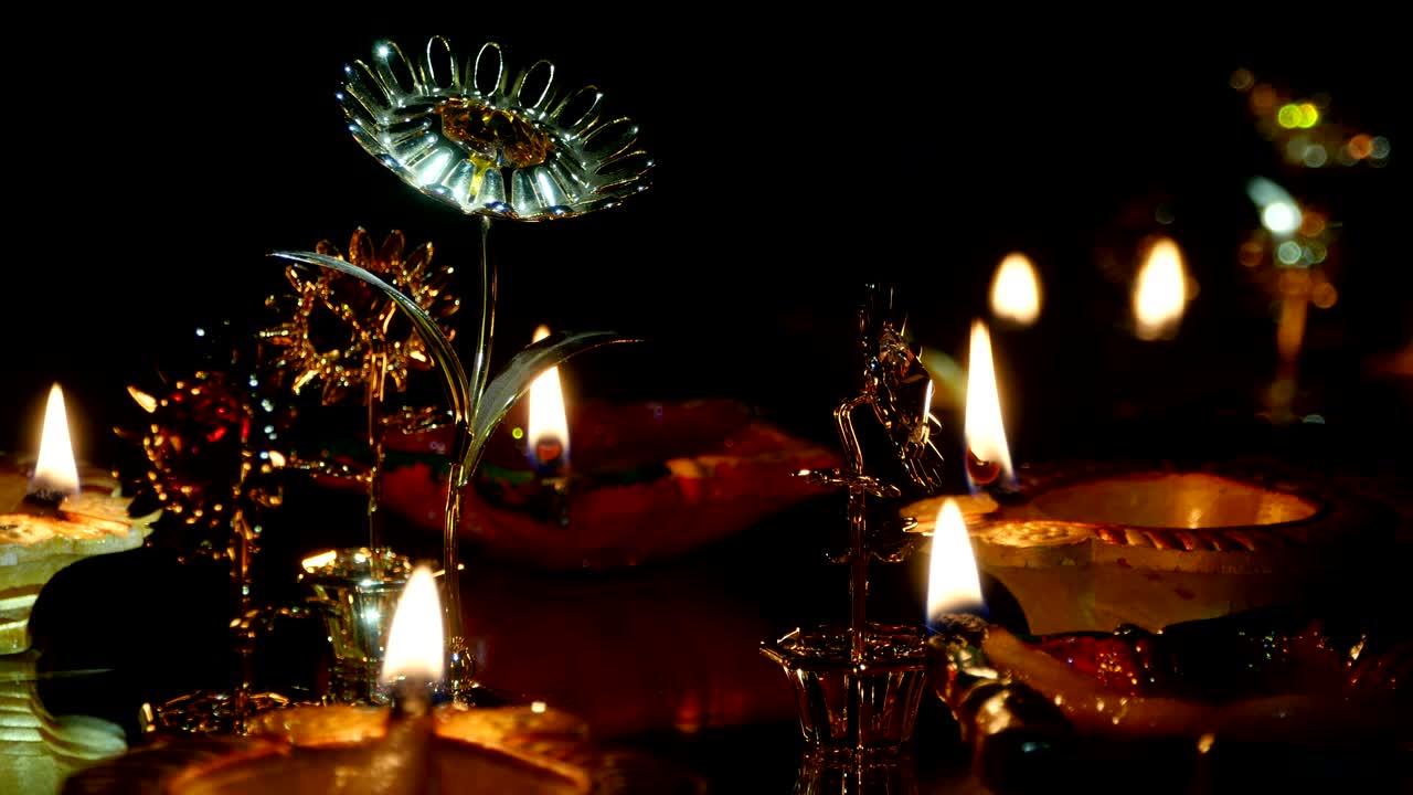 дипак горит в темноте. дипавали