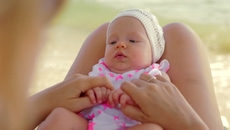 Mamá-Y-Bebé-Relajándose-En-La-Playa