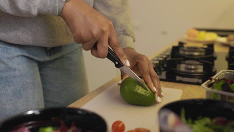 mujer cortando un aguacate