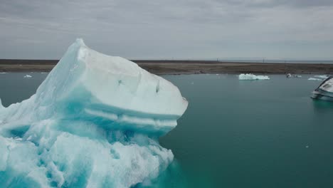 Toma-De-Drone-Del-Lago-Glaciar-Yokulsarlon-En-Islandia-2