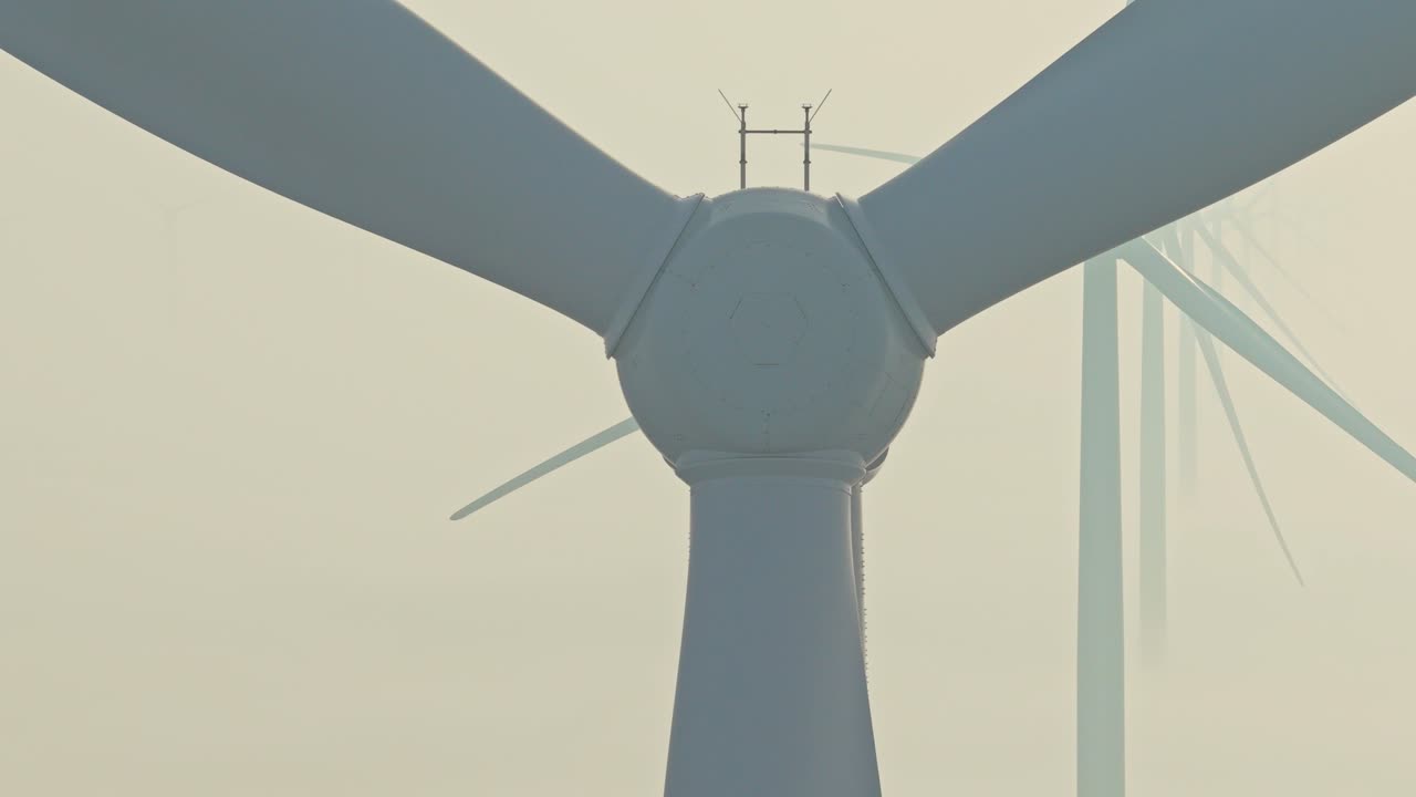Bilah turbin angin berputar menghasilkan energi bersih
