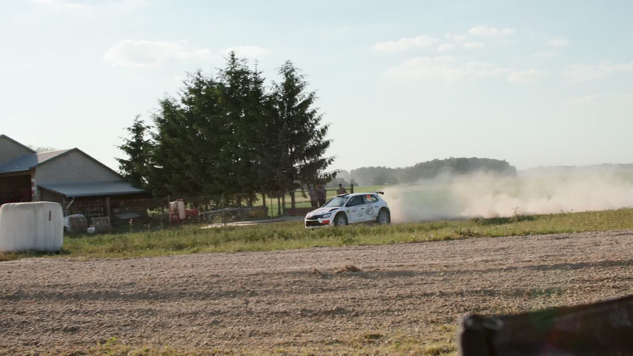 coche de carreras conduciendo hacia la cámara lenta