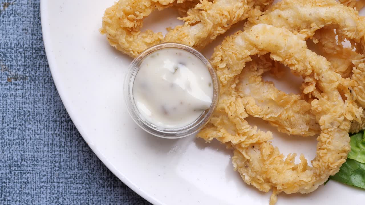 Calamari fritti croccanti con salsa cremosa