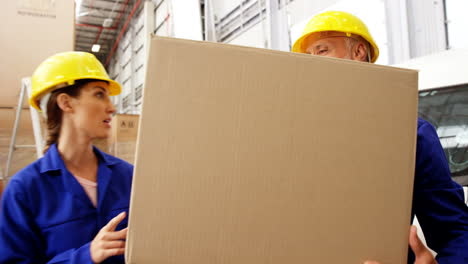 trabajador llevando una caja e interactuando