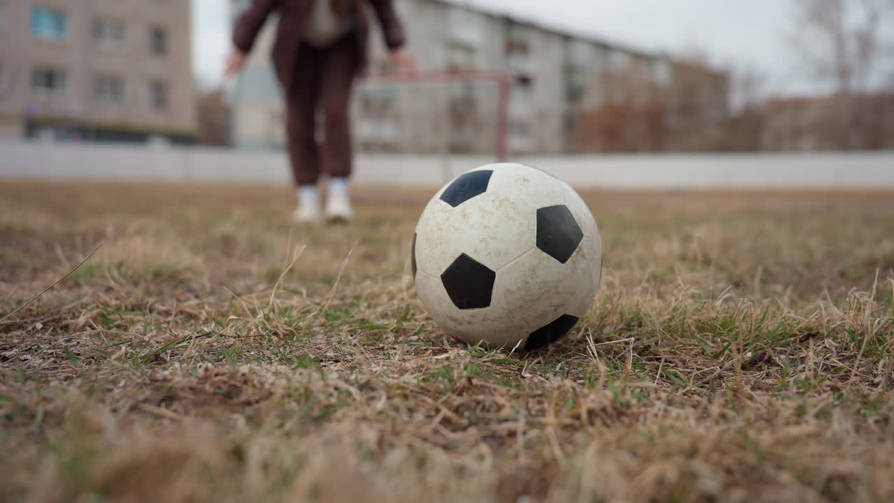 Calzado deportivo en acción sobre terreno mojado, suelo húmedo con zapatos salpicando que muestran una actividad atlética intensa, césped húmedo que enfatiza el movimiento del calzado embarrado capturando momentos enérgicos en el campo.