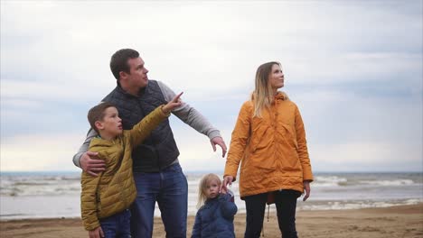 familia disfrutando de un día en la playa