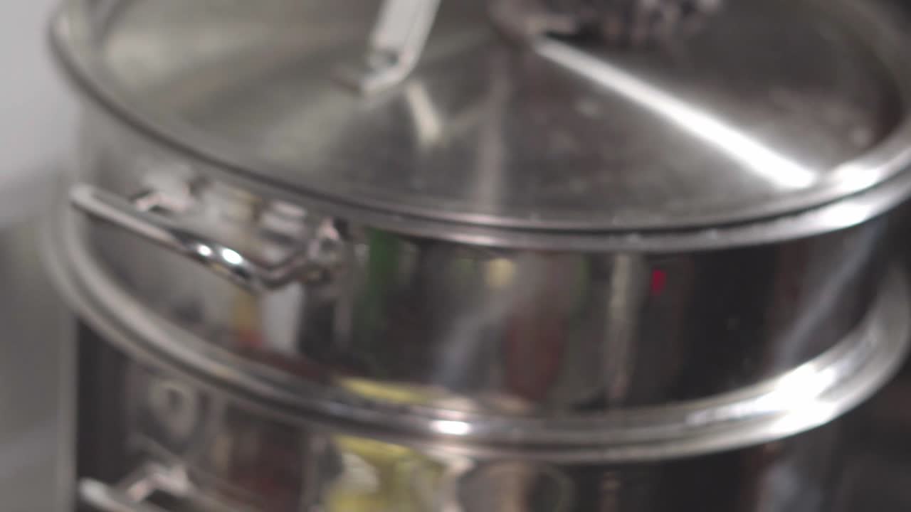 요리사 dim sim 레시피 steamer 클로즈업 뷰에 넣는