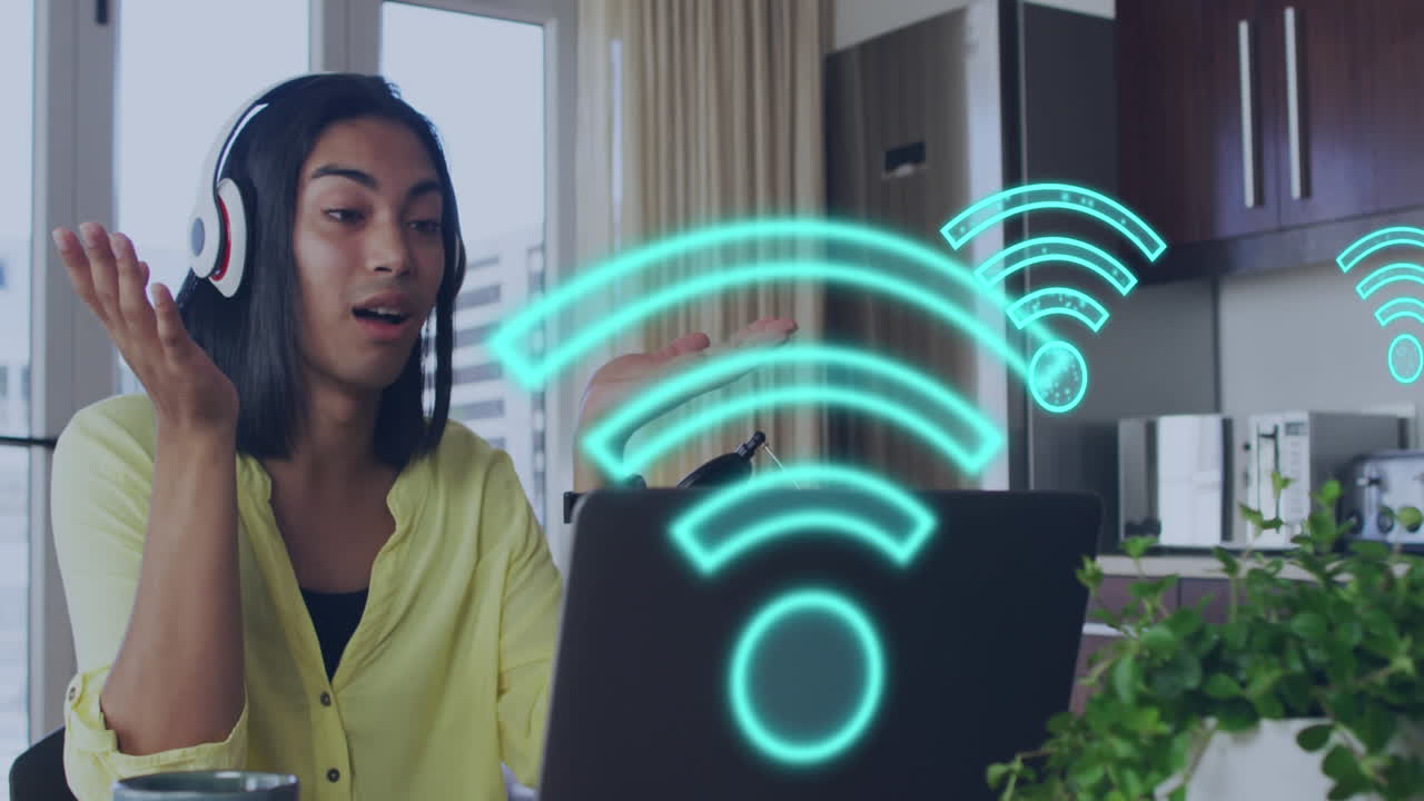 animación de símbolos wifi y procesamiento de datos sobre la mujer usando portátil.