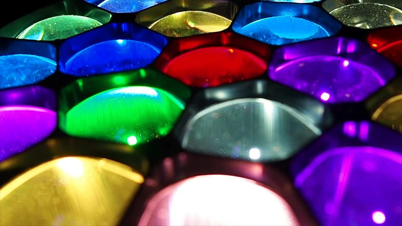 더 많은 다채로운 불빛이 회전합니다.