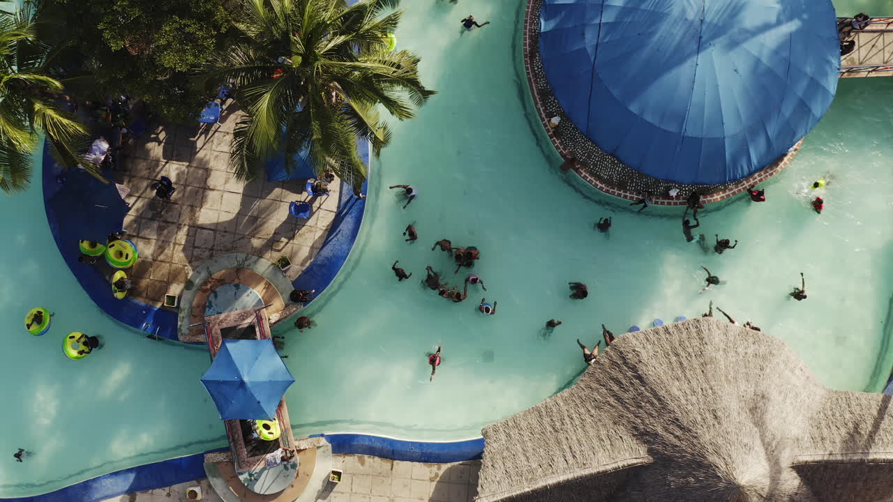 Pessoas se divertindo na piscina do parque aquático no verão.