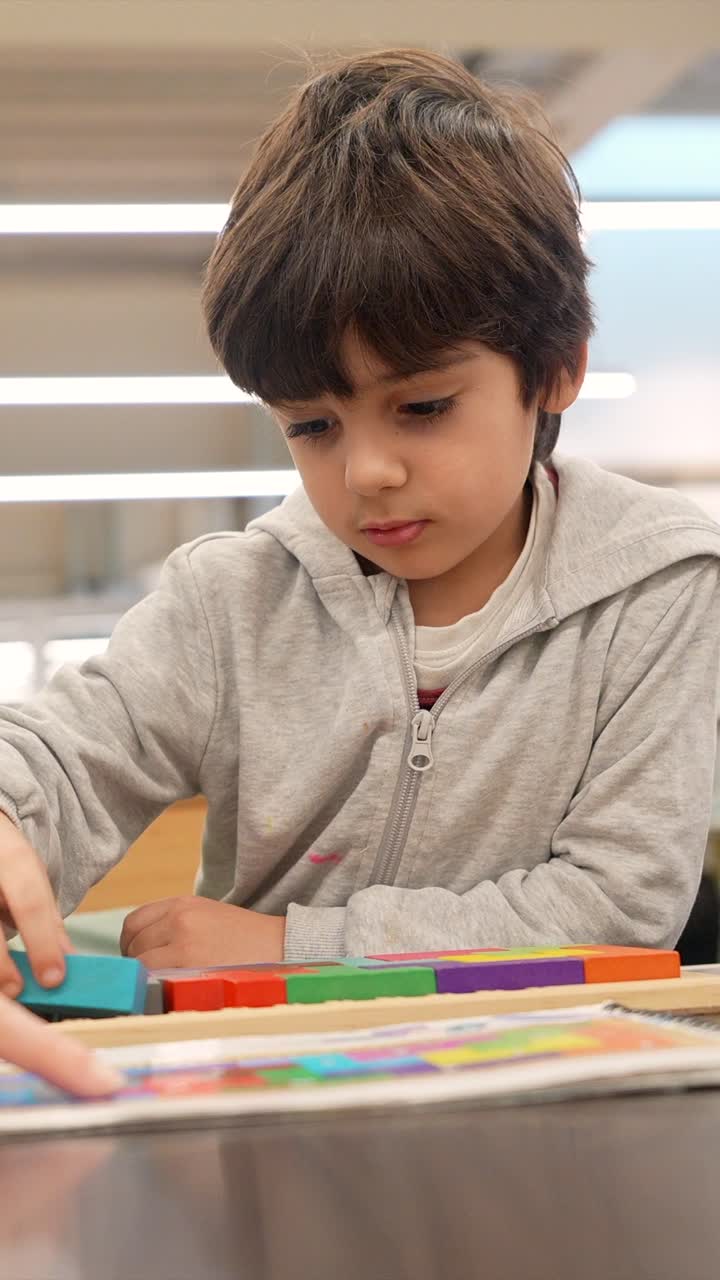 Mujer y niño jugando con bloques de colores