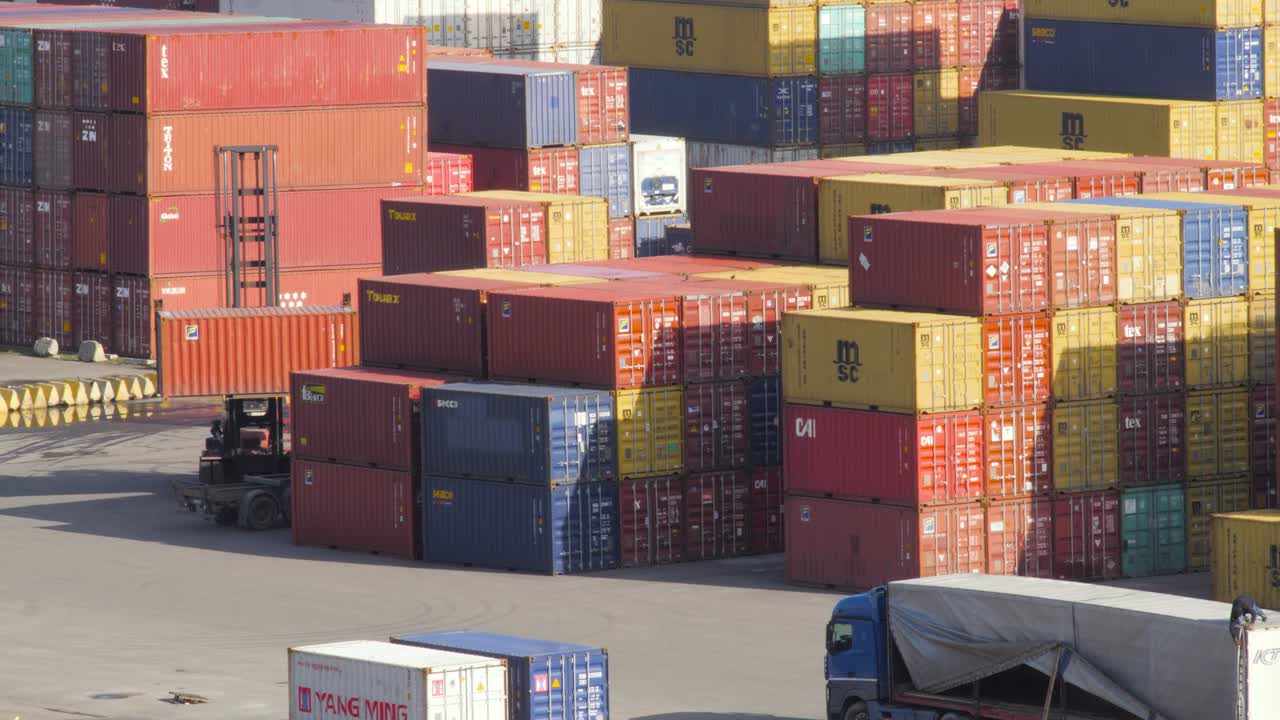 el manejador de contenedores marítimos que transporta contenedores terminal puerto de almacenamiento de contenedores marinos puerto de almacenaje muelle de carga astillero de alcance apilador o carretilla elevadora de carga terminal de carga