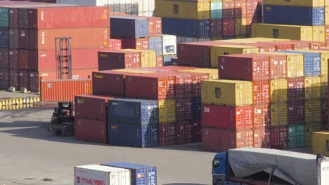 el manejador de contenedores marítimos que transporta contenedores terminal puerto de almacenamiento de contenedores marinos puerto de almacenaje muelle de carga astillero de alcance apilador o carretilla elevadora de carga terminal de carga