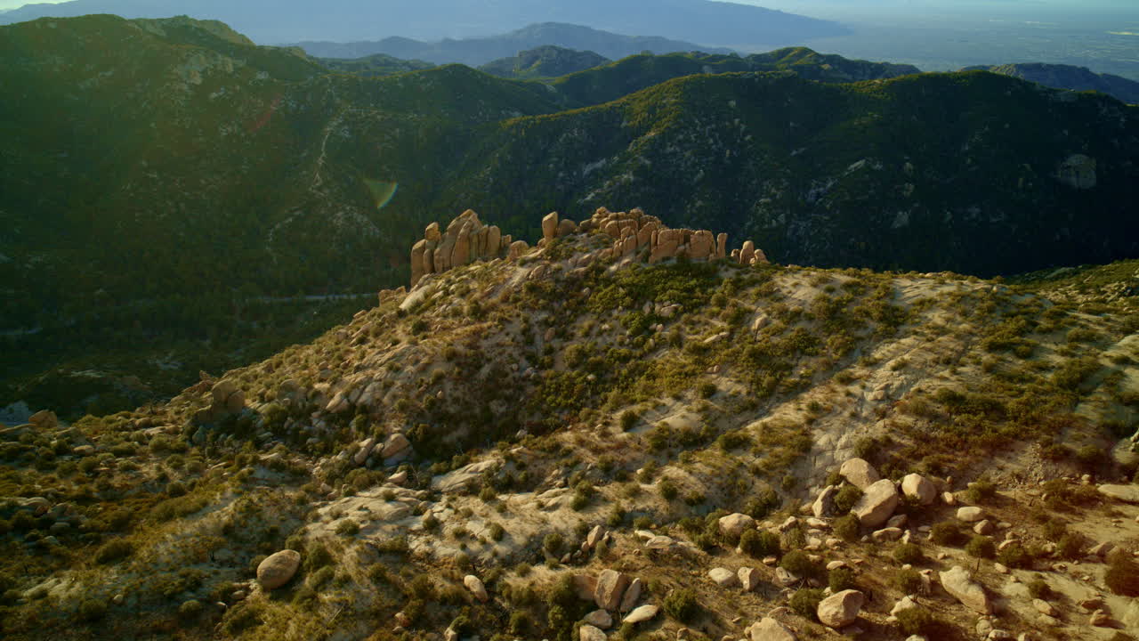 아리조나 주 슨에 있는 mt.lemon의 쪽에 있는 hoodoo rock formations를 향해 떠다니는 드론.