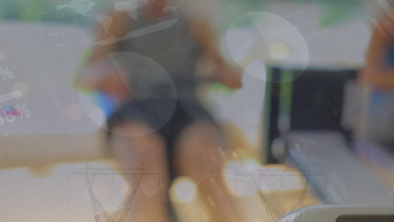 animación de procesamiento de datos financieros sobre hombre caucásico haciendo ejercicio en el gimnasio