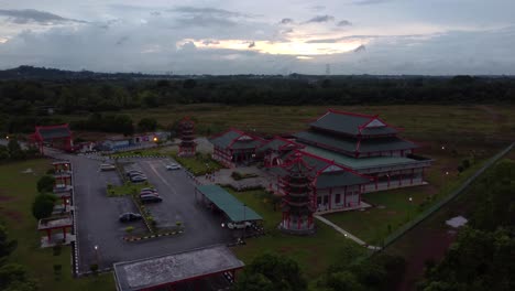 Drohnenaufnahmen-Der-Moschee-China-Melaka-Während-Des-Sonnenuntergangs-In-Malaysia