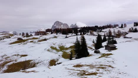 Toma-Aérea-Del-Paisaje-Nevado-En-Otoño-En-Seiser-Alm---Meseta-Alpe-Di-Siusi-En-Los-Dolomitas,-Italia