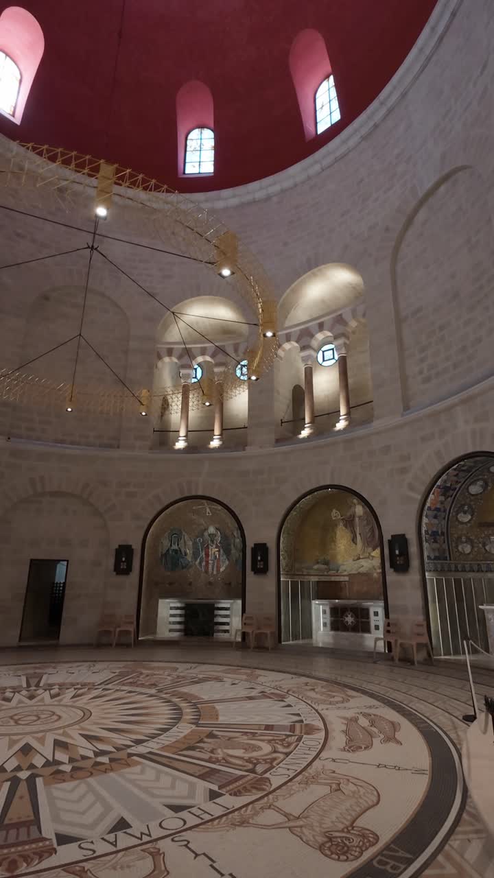 Interno storico di chiesa, Abbazia della Dormizione, città vecchia di Gerusalemme. Movimento rallentato