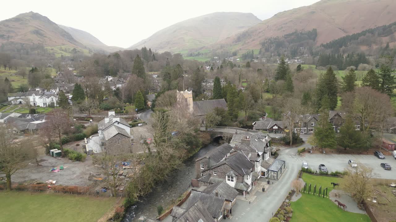 fotografía de drone que se acerca a grasmere, un pueblo junto al lago en cumbria en westmorland y furess, ubicado en el noroeste de inglaterra, reino unido