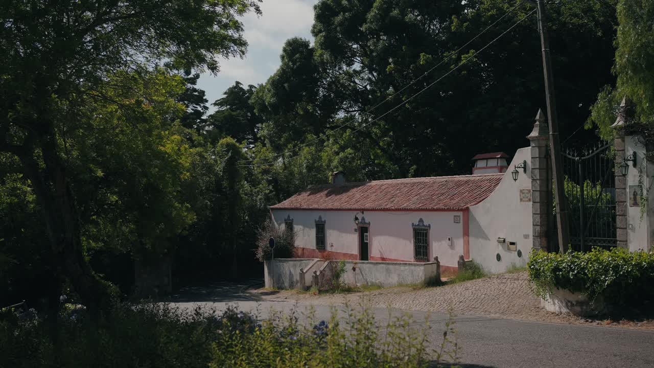 pintoresca casa portuguesa con tejado de tejas y puerta de jardín en Sintra
