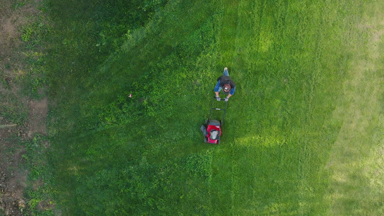 잔디 기 기계 로 잔디 를 는 사람