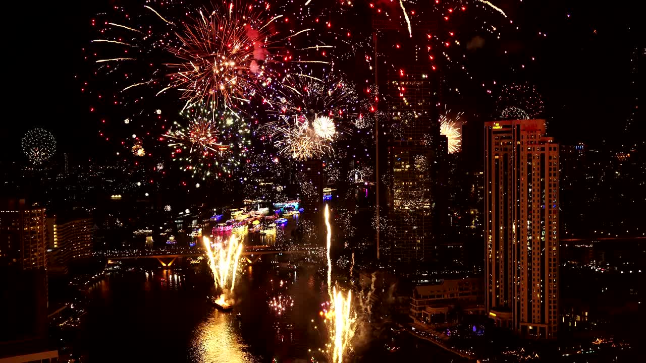 La vera celebrazione di fuochi d'artificio, cielo colorato sullo sfondo nero e il testo Buon Anno 2020