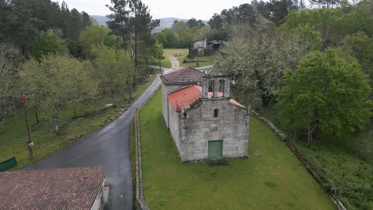 iglesia de san amaro das regadas en beade, ourense - panorama aéreo