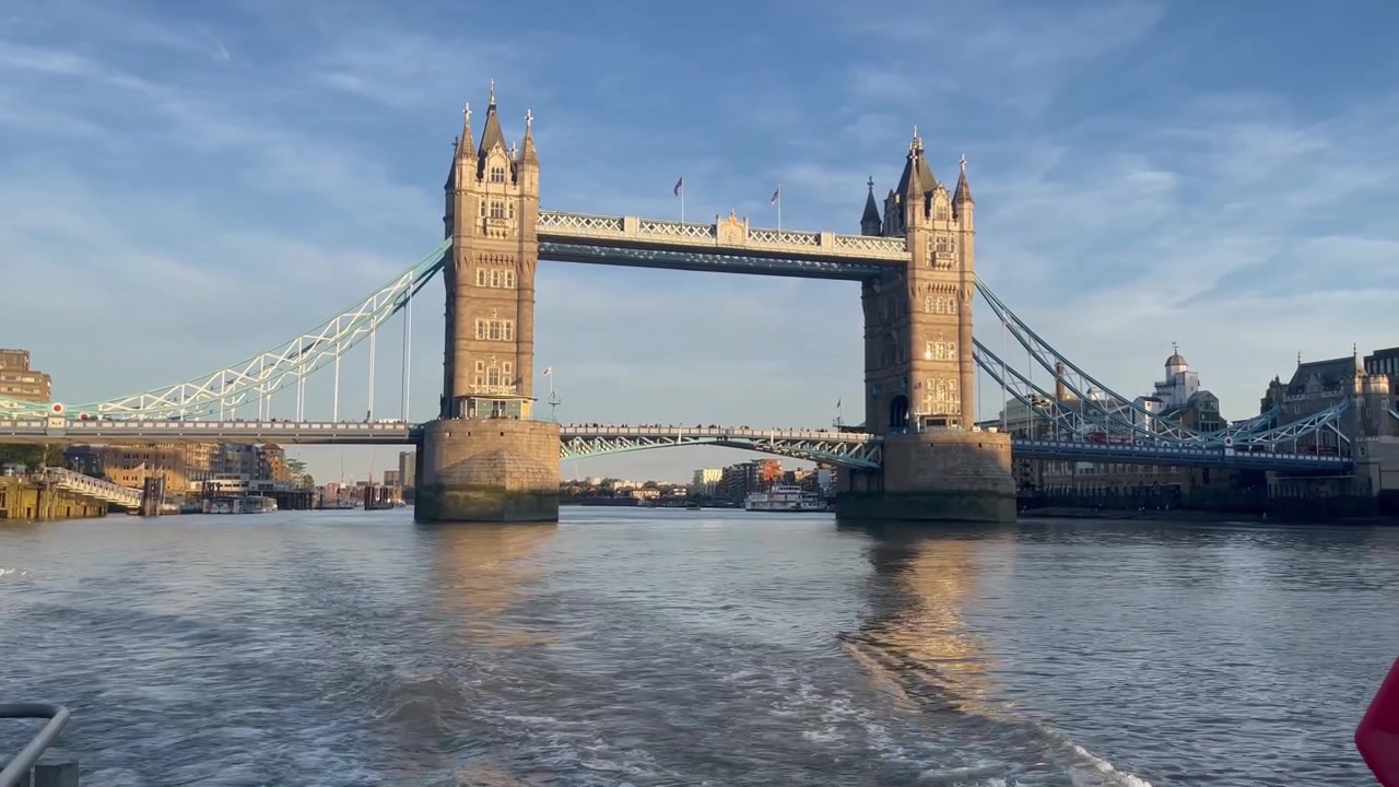 Tower Bridge står høj og storslået og strækker sig vidt ud over landet.