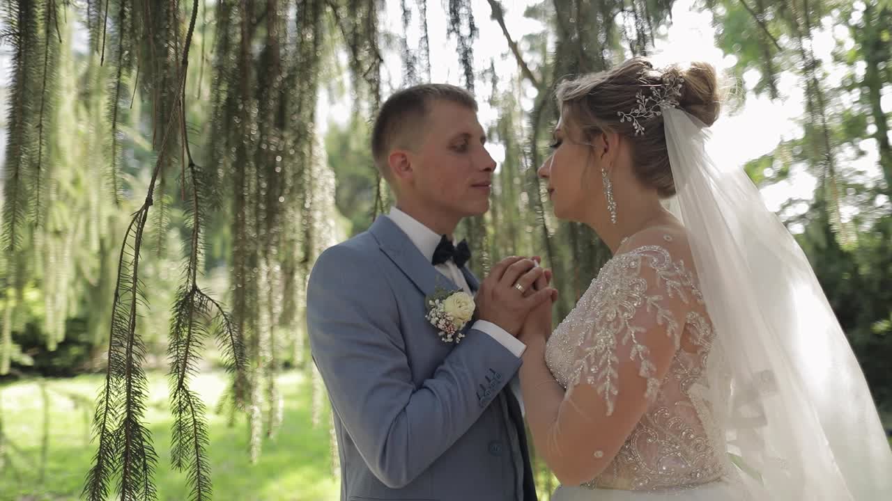 Nybrudepar. Kaukasisk gom med brud i parken. Bryllupspar. Glad familie
