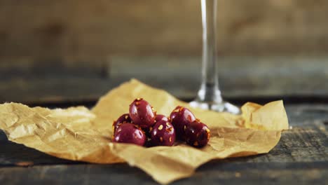 tapas de aceituna roja en papel marrón