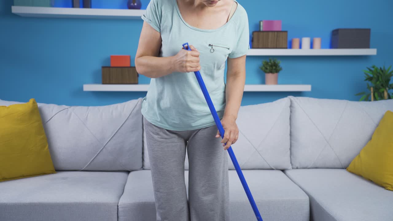 mujer con fatiga después de la limpieza.