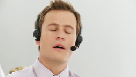 hombre de negocios inteligente dando consejos a través de auriculares