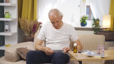 The-old-man-reading-the-prospectus.