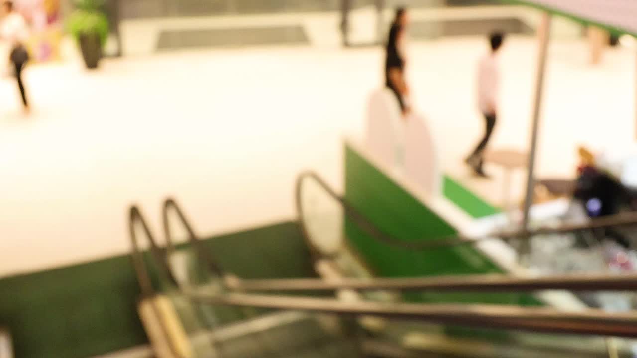 바쁜 방 쇼핑몰을 지나가는 사람들