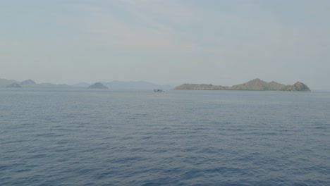 Isla-Remota-Y-Deshabitada-Ubicada-Dentro-Del-Parque-Nacional-De-Komodo-Y-Un-Pequeño-Barco,-Indonesia