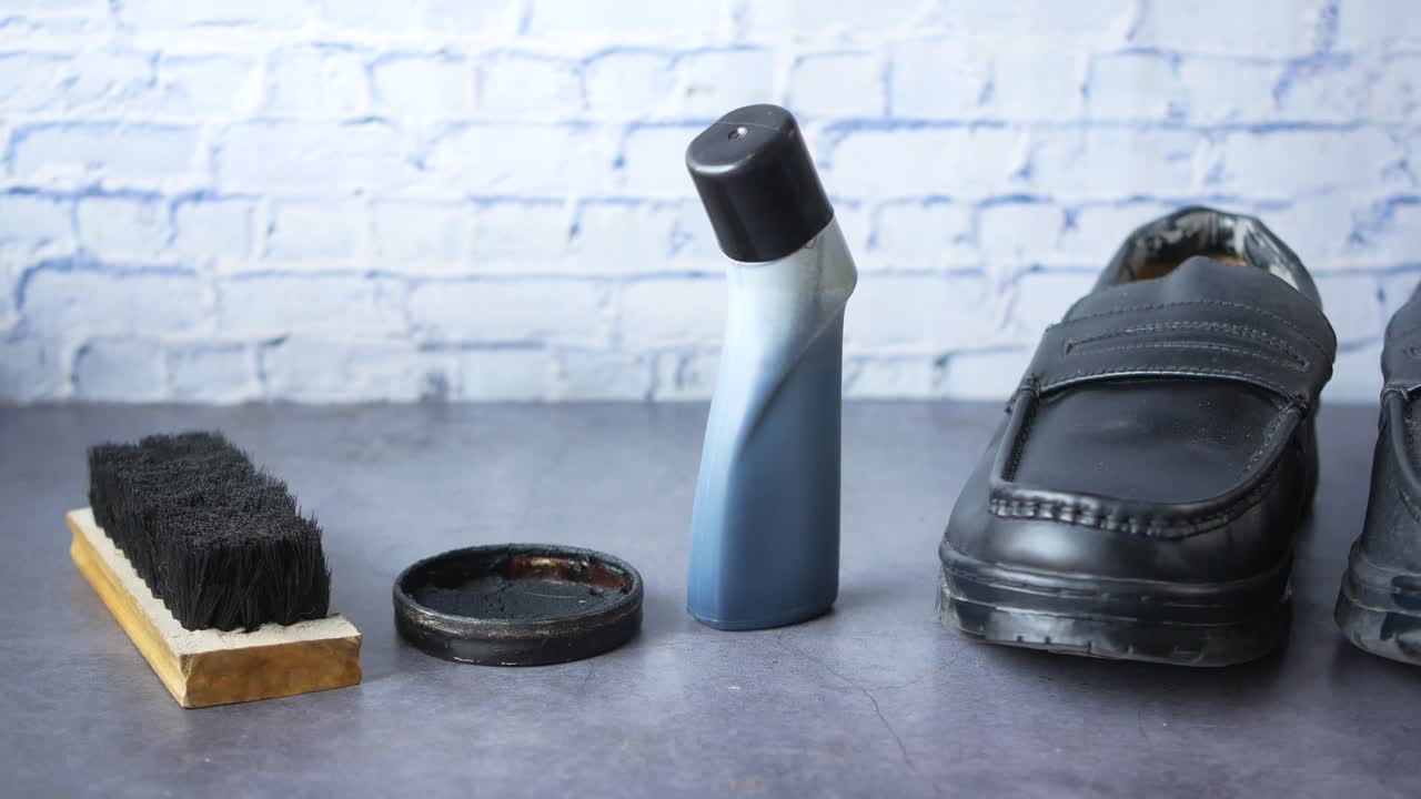 Scarpe in pelle nera e prodotti per la cura delle scarpe