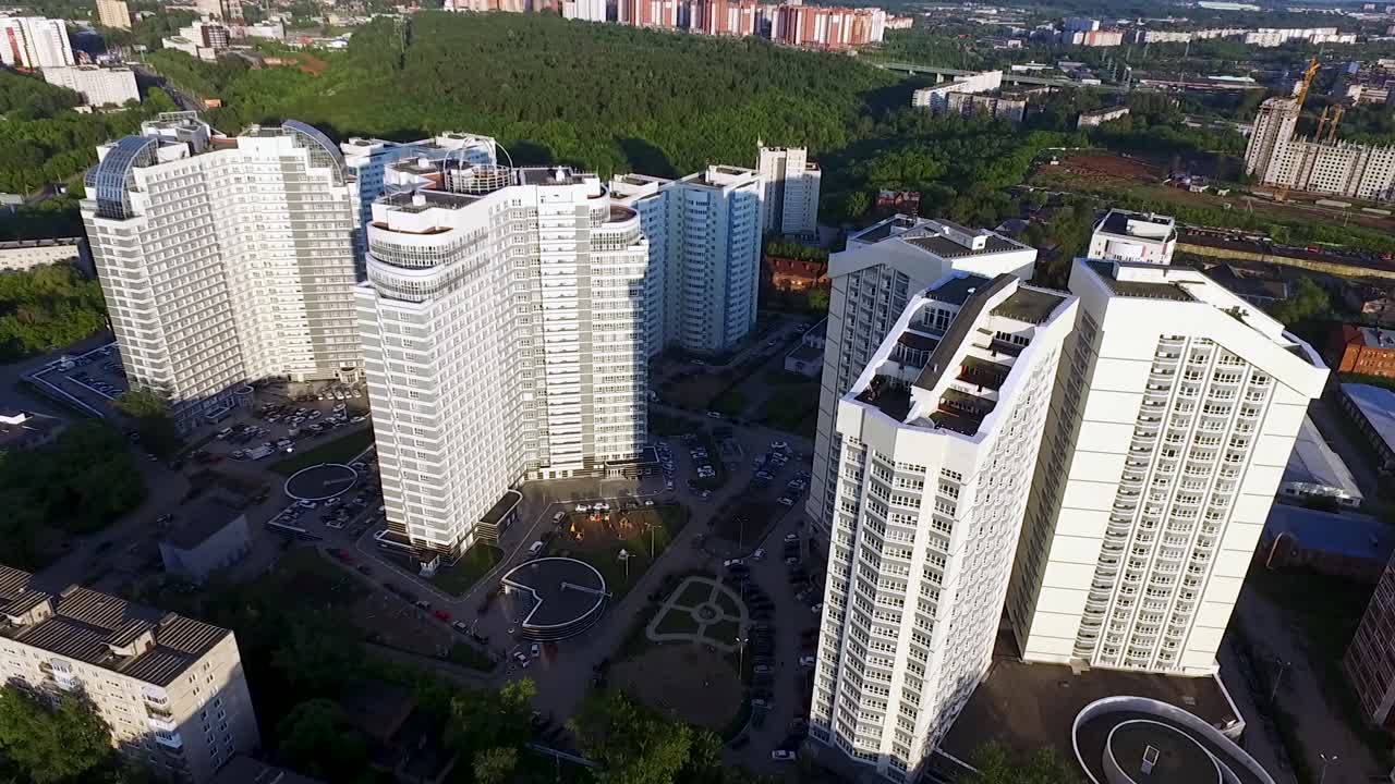 고층 건물 과 초록색 공간 이 있는 주거 단지 의 공중 사진