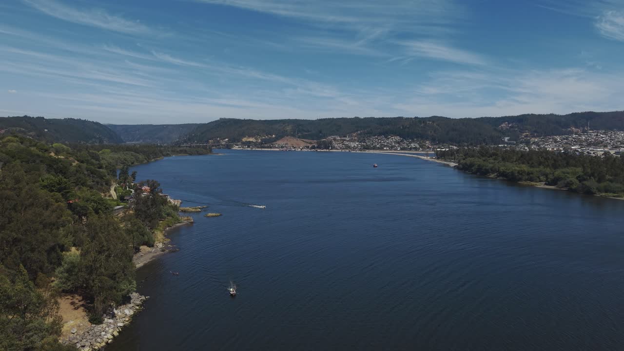 Paesaggio aereo del Rio Maule e delle zone umide vicino a Constitución, Maule Cile, 4K.