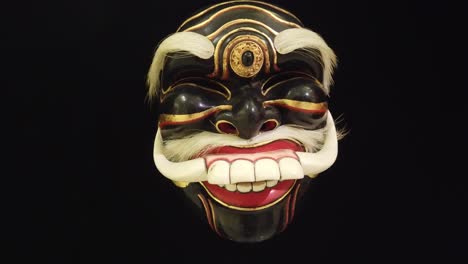 Anciano-Piel-De-ébano-Máscara-De-Madera-Personaje-De-Asia,-Topeng-Bali-Indonesia,-Fondo-Negro