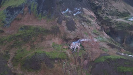 Aguas-Termales-Con-Vapor-En-Las-Colinas-Al-Lado-De-La-Ciudad-De-Hveragerdi-En-El-Sur-De-Islandia---Toma-Aérea-De-Drones