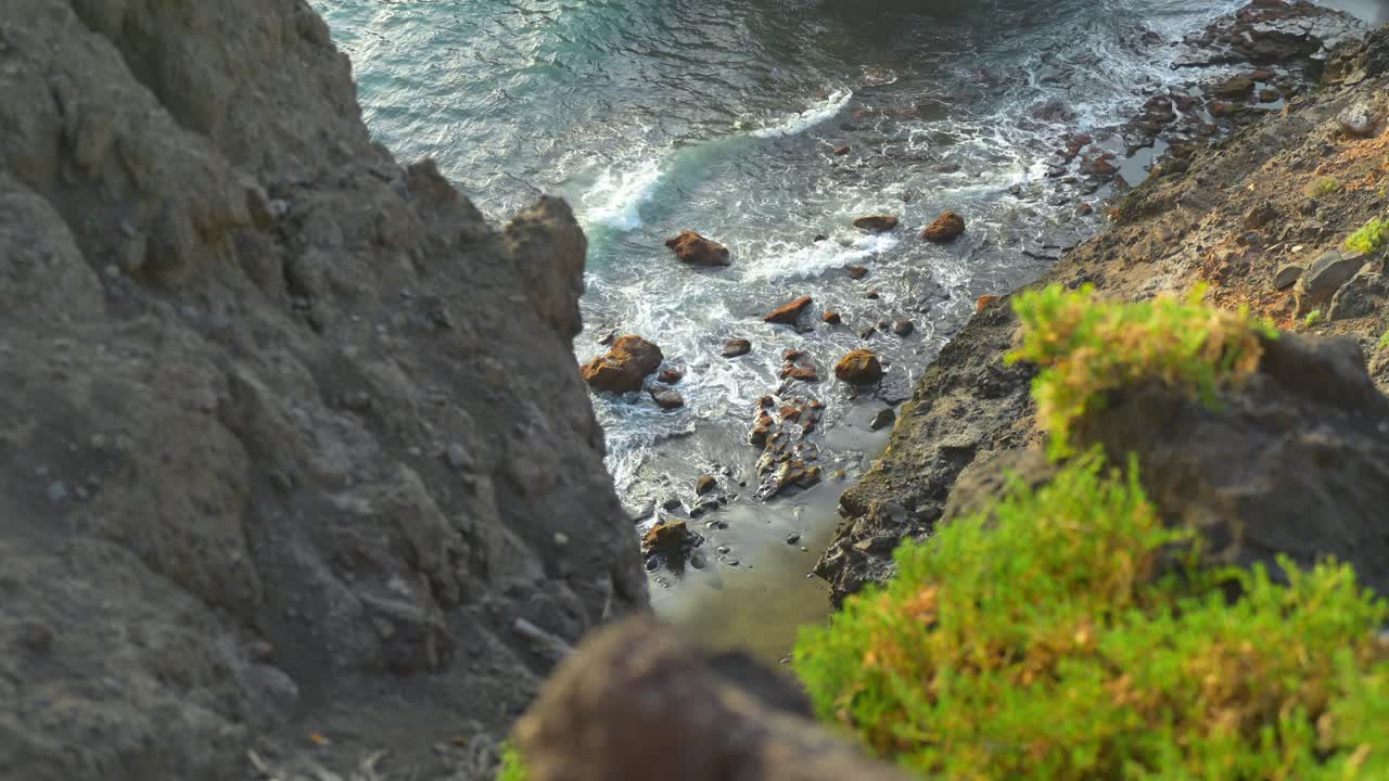 viendo las olas chocar contra las rocas en los gigantes en la isla canaria de tenerife