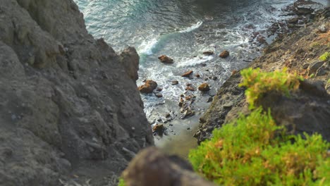 Viendo-Las-Olas-Romper-En-Las-Rocas-De-Los-Gigantes-En-La-Isla-Canaria-De-Tenerife