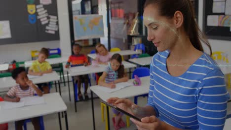 animación del procesamiento de datos y el globo sobre diversos escolares en la clase.