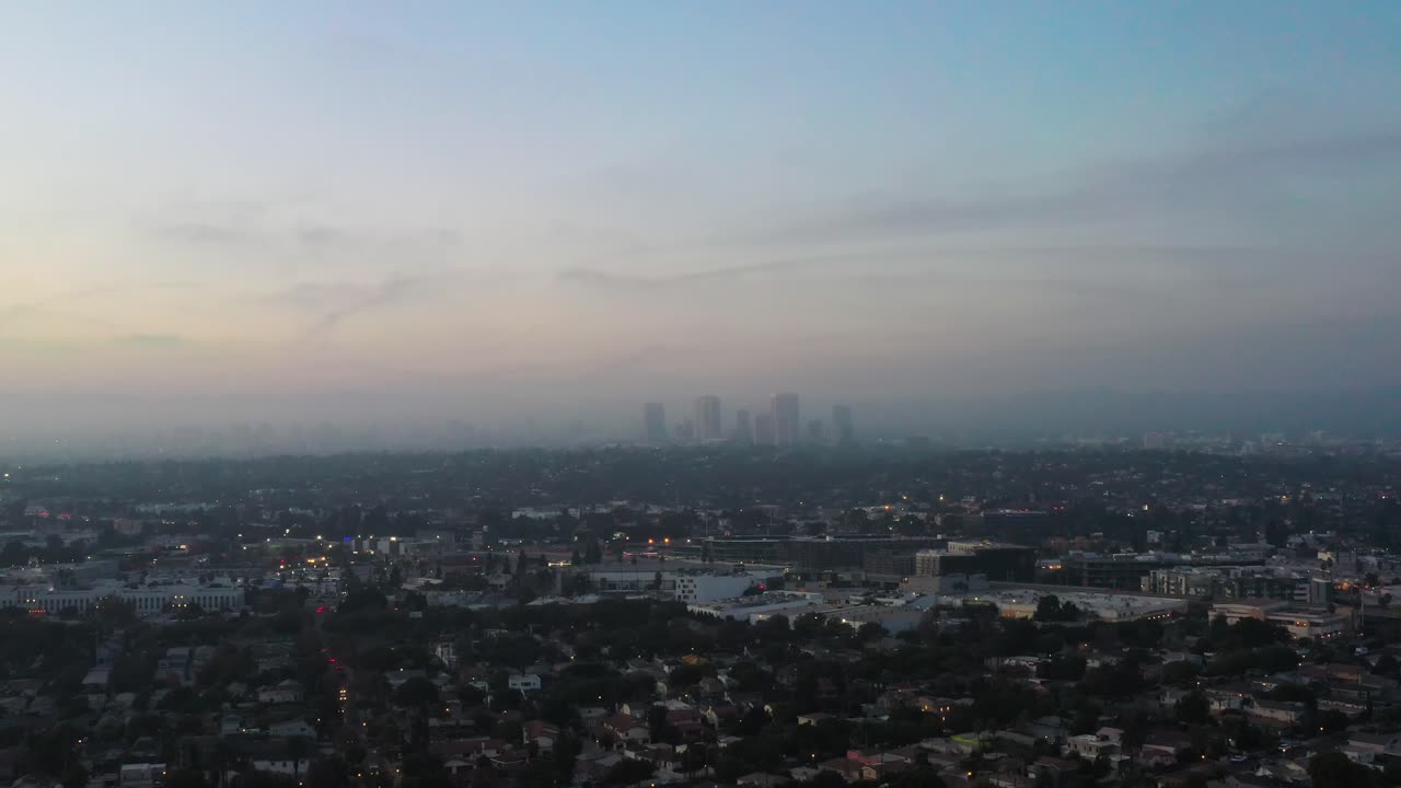 미국 캘리포니아 주 로스앤젤레스 시의 해가 뜨는 공중 풍경