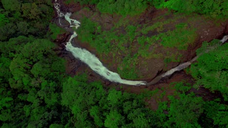 Statische-Drohnenaufnahme-Eines-Flusses-Im-Wald-Von-Costa-Rica