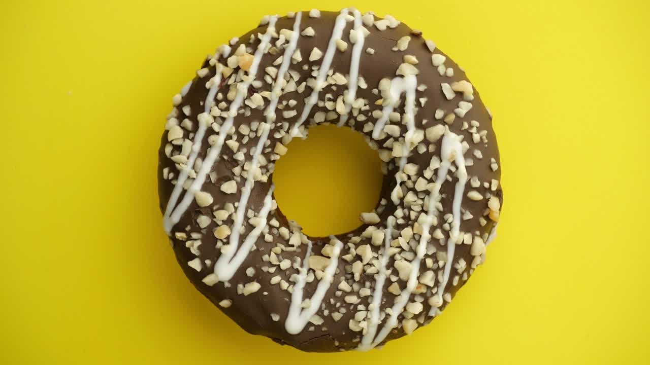 el donut está vidriado de cerca, con un bucle sin costuras.